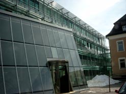  Glasfasade des Eingangs zum Finanzamt